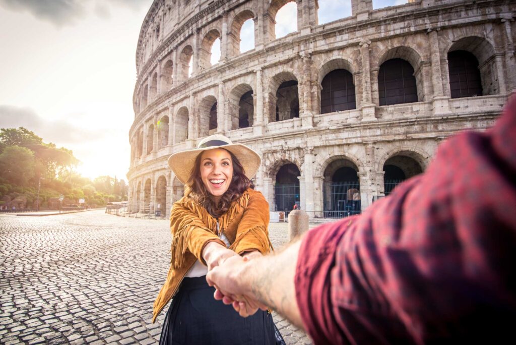 couple-at-colosseum-rome-travel-envy-luxury-tours