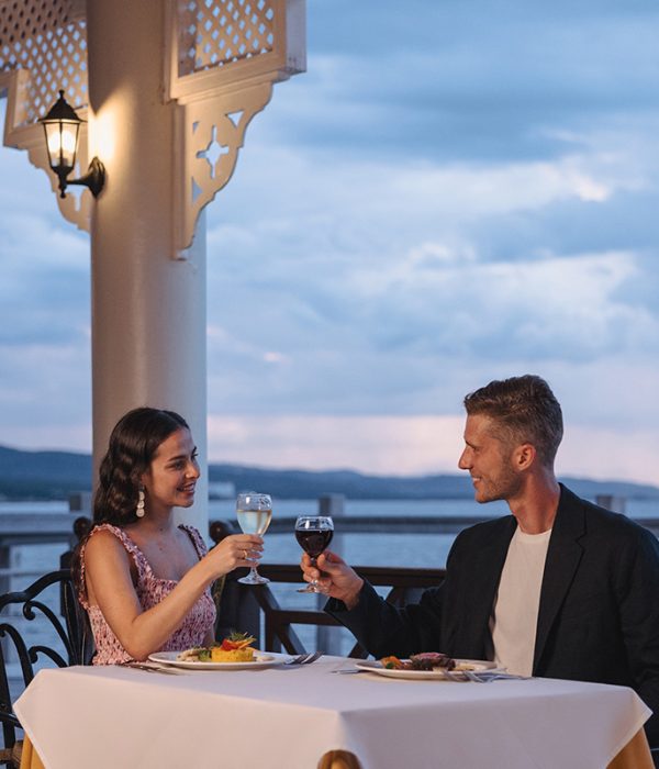 Jewel-Paradise-Cove-Restaurant-Platinum-Lifestyle-Couple
