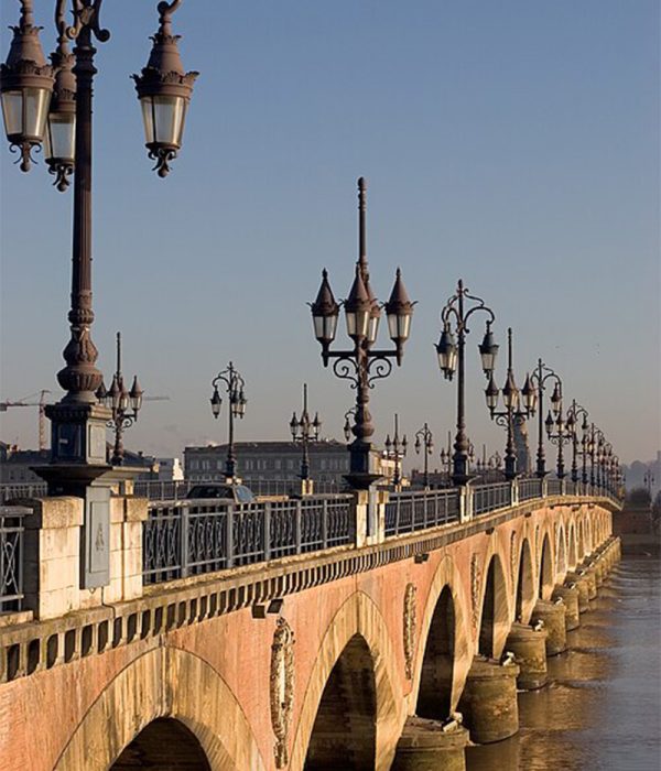 Pont_de_Pierre-Bordeaux-France---Travel-Envy
